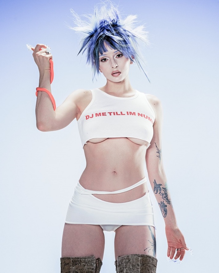 ASHNIKKO、ニュー・シングル「Itty Bitty」リリース＆リリック・ビデオ公開