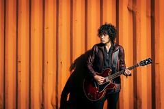 斉藤和義、新曲「HAPPY」本日4/23配信リリース＆リリック・ビデオ公開。リリース記念配信キャンペーン開始