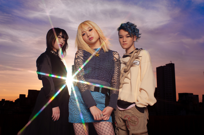 ブランデー戦記、5/14リリースの1stアルバム『BRANDY SENKI』より新曲「Fix」MV公開。オーストラリア人ディレクター Nathalie Scarletteとの共作3作品目