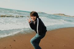 Mom、7thアルバム『AIと刹那のポリティクス』より「ワークアウト'25」MV公開。アルバム・リリース記念ワンマン・ライヴ開催決定