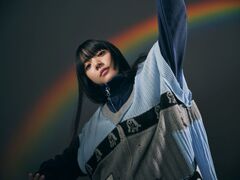 あいみょん、17th両A面シングルより「君の夢を聞きながら、僕は笑えるアイデアを！」MV公開。コンセプトは"10年前の自分にタイムリープして会いにいく"