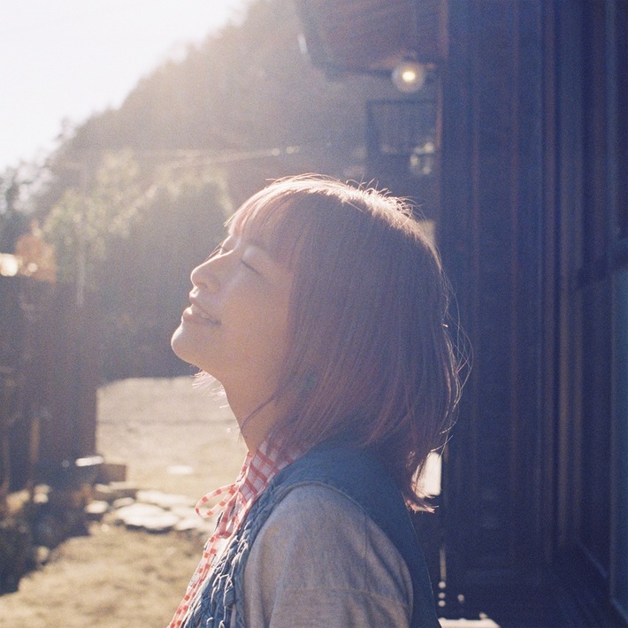 halca、5/21リリースの12thシングル『ウィークエンドロール』ジャケット・アートワーク公開