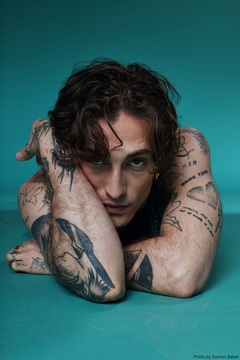 MÅNESKINのフロントマン Damiano David、1stソロ・アルバム『Funny Little Fears』本日5/16リリース。収録曲のヴィジュアル・ビデオ公開。2ショット写真撮影会も決定