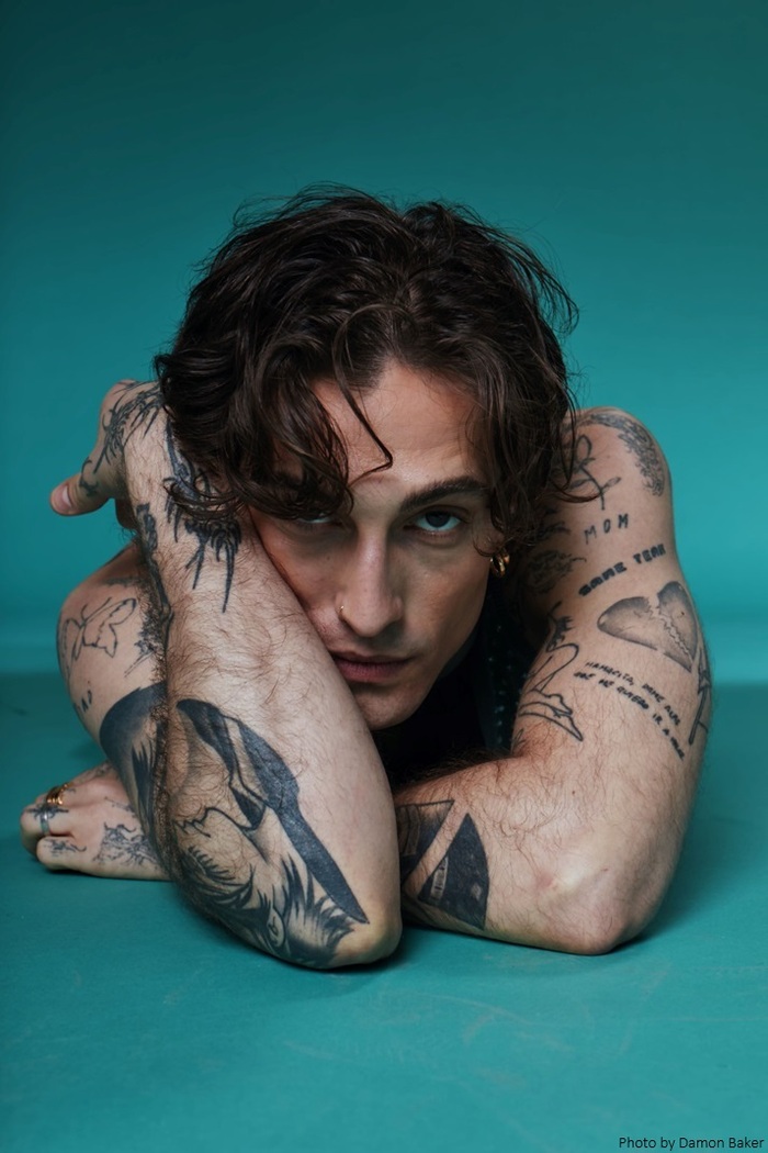 MÅNESKINのフロントマン Damiano David、1stソロ・アルバム『Funny Little Fears』本日5/16リリース。収録曲のヴィジュアル・ビデオ公開。2ショット写真撮影会も決定