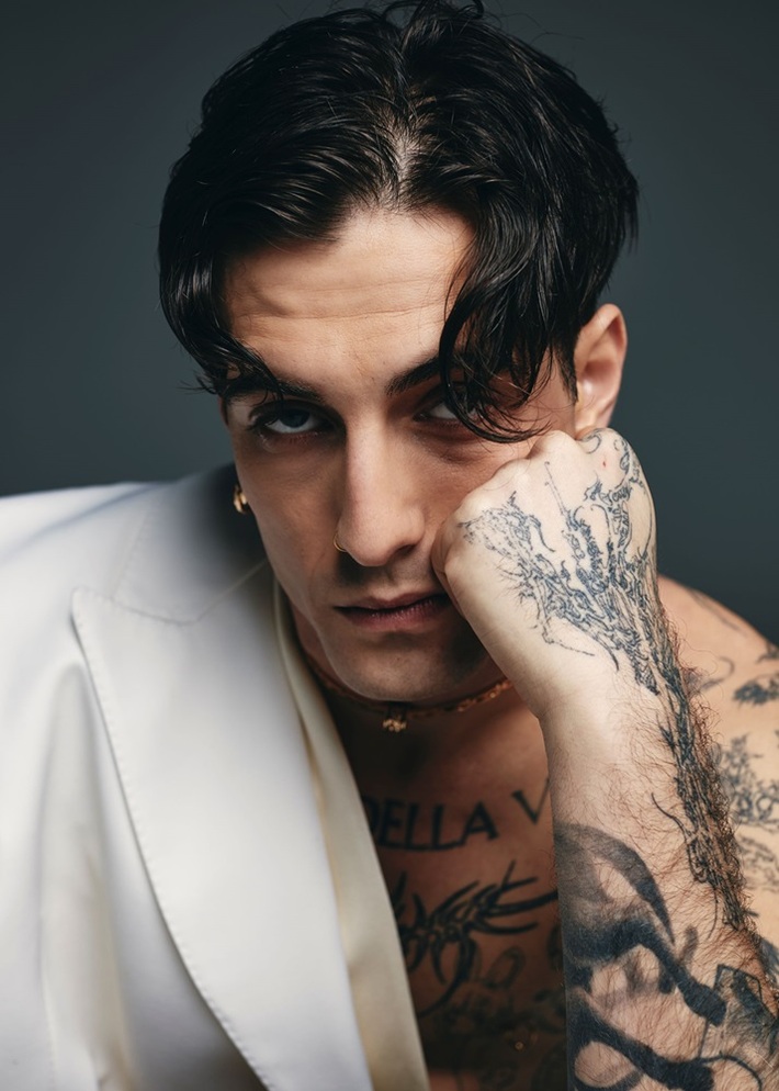 MÅNESKINのフロントマン Damiano David、1stソロ・アルバム『Funny Little Fears』より最新曲「Voices」緊急リリース