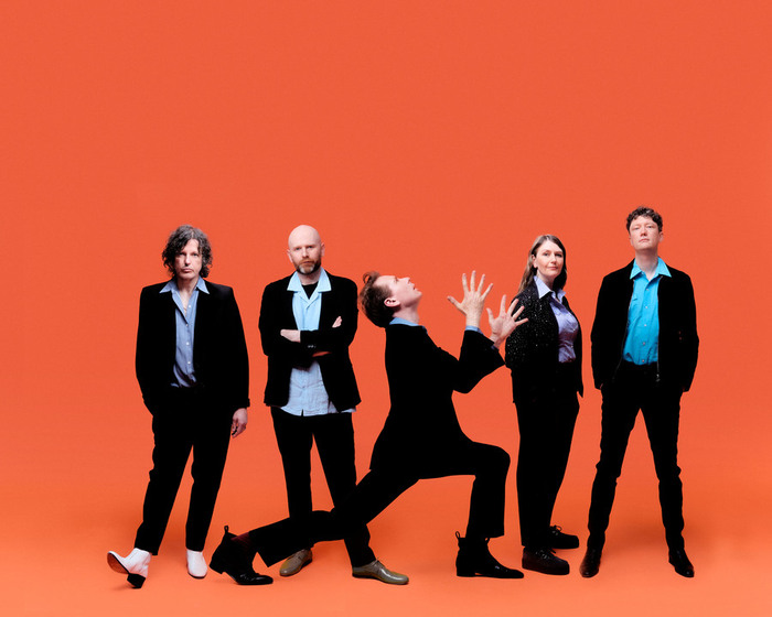 FRANZ FERDINAND、最新アルバム『The Human Fear』より3曲のセミ・アコースティック・バージョン披露したスタジオ・ライヴ映像公開