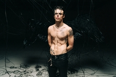 YUNGBLUD、4thアルバム『Idols』より先行シングル「Zombie」リリース。フローレンス・ピュー出演の感動的なMV明日5/31 0時公開