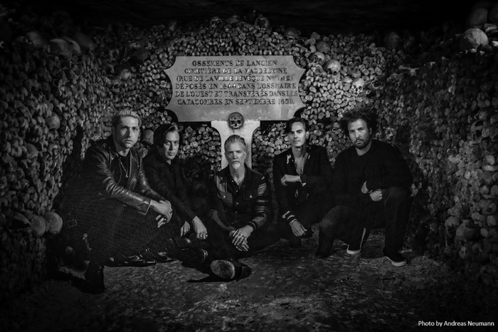 QUEENS OF THE STONE AGE、パリの地下墓地"カタコンブ"で撮影された映像作品『Alive In The Catacombs』6/5リリース決定。予告映像公開