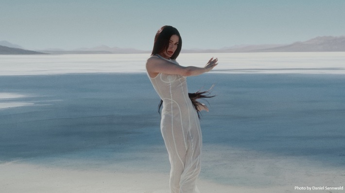 ARCA、"Coachella"で披露され話題になった2曲「Puta」＆「Sola」MV公開。ダブル・シングル『Puta / Sola』リリース