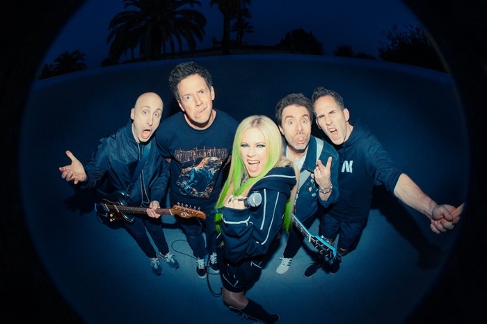 Avril Lavigne、SIMPLE PLAN迎えたニュー・シングル「Young & Dumb」リリース＆MV公開