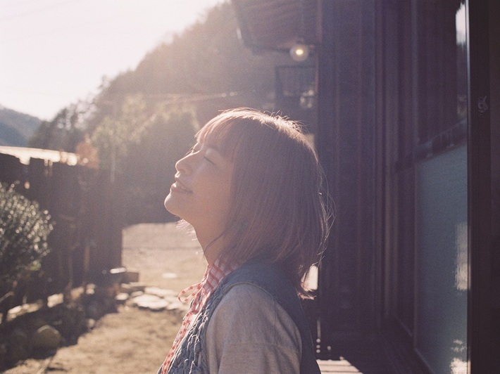 halca、TVアニメ"mono"の舞台 山梨で全編撮影した新曲「ウィークエンドロール」MV公開