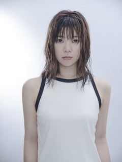 眉村ちあき、韓国の若手実力派シンガー・ソングライター兼ラッパー M1NUの新曲「있잖아」に作詞＆フィーチャリング参加。ライヴ・クリップ公開