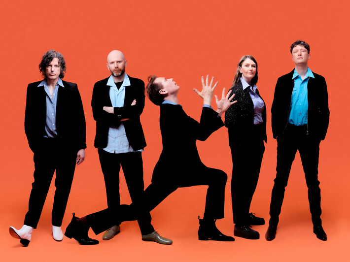 FRANZ FERDINAND、英TV番組"Later... with Jools Holland"で披露した「Audacious」＆「Night Or Day」パフォーマンス映像公開