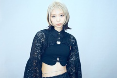 竹内アンナ、スマホ向けゲーム"ブレイクマイケース"1周年記念し主題歌「BREAK MY CASE」ライヴ映像公開