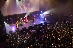 豆柴の大群、プロデューサー クロちゃんへの愛がこもった楽曲「DADDY」ライヴ映像公開。新体制初ワンマンにてクロちゃんへサプライズで披露