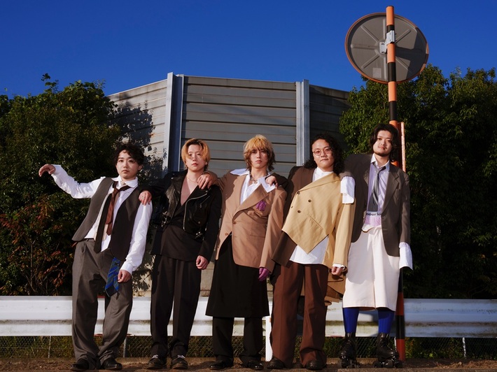 BREIMEN、新曲「BALLOON」MV公開。異色の大道芸人"風船太郎"も登場