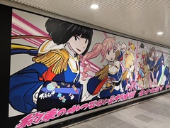 GANG PARADE、10周年イヤー突入。渋谷駅地下に全長22mすしお描き下ろし超巨大イラスト出現