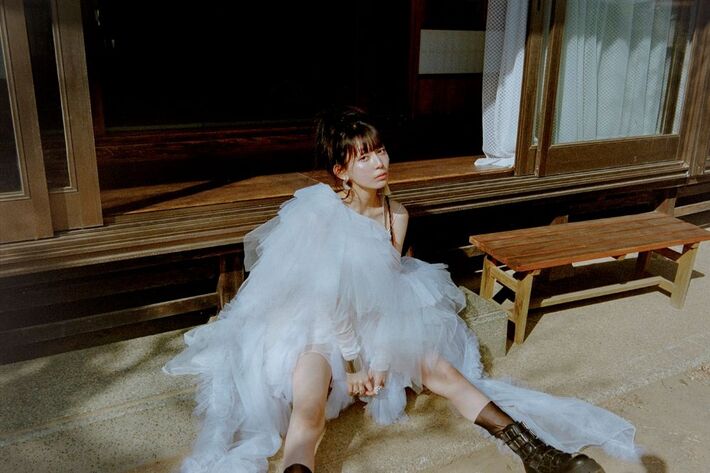 ナナヲアカリ、メジャー・デビュー7周年記念シングル「ムリムリ進化論」がTVアニメ"わたなれ"OPテーマに決定。ベスト・アルバム『フライングベスト2』詳細発表