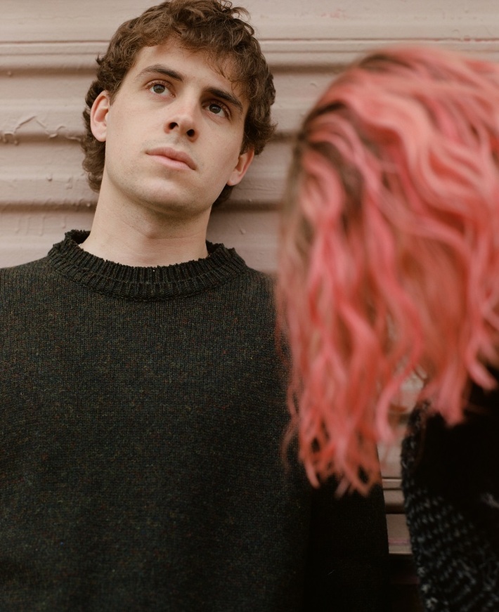 "フジロック"で初来日するシドニー発インディー・ポップ・デュオ ROYEL OTIS、ニュー・シングル「car」リリース＆MV公開。アコースティック・パフォーマンス動画も