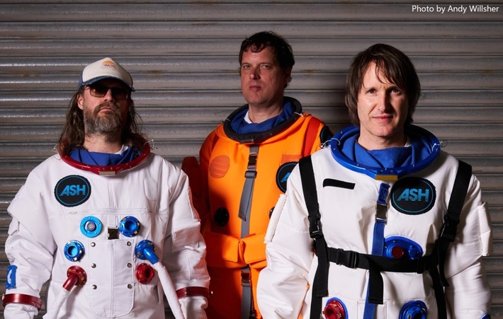 10月に来日するASH、ニュー・アルバム『Ad Astra』10/3リリース。Graham Coxon（BLUR）参加曲も収録。シングル「Give Me Back My World」発表＆MV公開