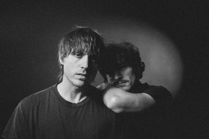 米ポップ・デュオ JOAN、ニュー・シングル「Alibi」リリース＆MV公開