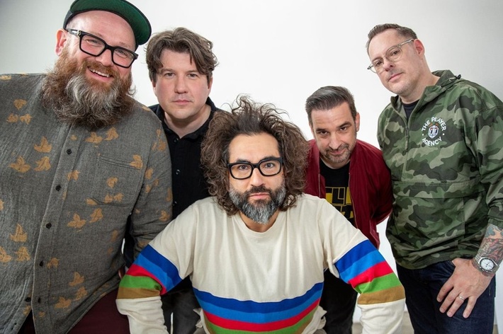 MOTION CITY SOUNDTRACK、ニュー・アルバム『The Same Old Wasted Wonderful World』より新曲「You Know Who The Fuck We Are」リリック・ビデオ公開