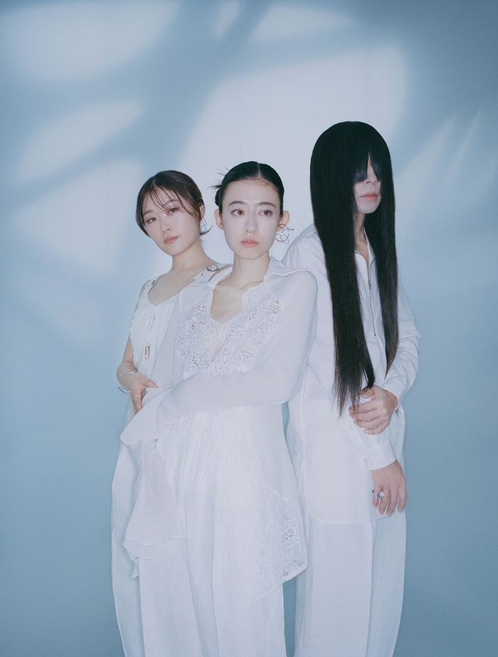 羊文学、アニメ"サイレント・ウィッチ 沈黙の魔女の隠しごと"OP／ED主題歌CD『Feel / mild days』8/27発売。ジャケットはキャラクター・デザイン 二反田こな描き下ろし 