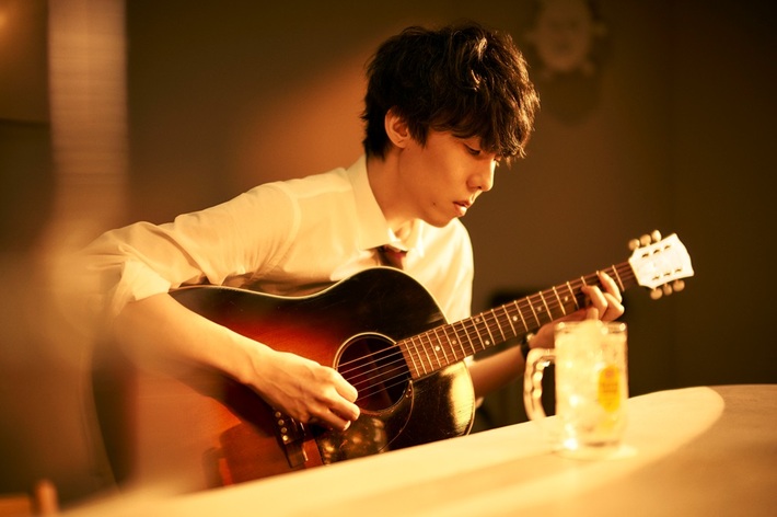 野田洋次郎（RADWIMPS）、サントリーウイスキー"角瓶"CM出演＆「ウイスキーが、お好きでしょ」歌唱。新CM"「はじまり」篇"7/21から順次オンエア
