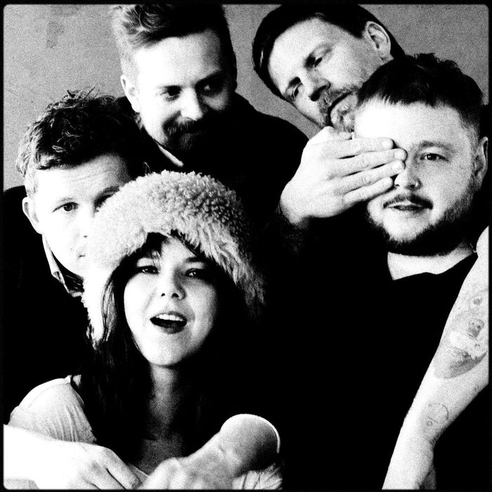 アイスランドの国民的ロック・バンド OF MONSTERS AND MEN、ニュー・シングル「Television Love」リリース＆MV公開