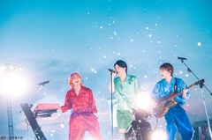 Mrs. GREEN APPLE、山下ふ頭で計10万人動員した野外ライヴが映画化。11/28に日本人アーティスト史上初となるライヴ・フィルム＆ドキュメンタリー2作同時公開決定