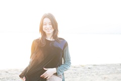 片平里菜、約2年ぶり新曲「夏の祈りのなかで」9/3デジタル・リリース決定。YOH（ORANGE RANGE）が三線で参加