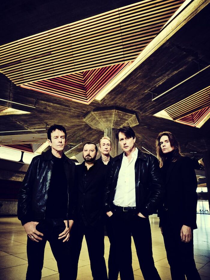 SUEDE、英ラジオ局"Absolute Radio"ライヴ・セッション映像公開。ヒット・シングルや最新アルバム収録曲含む4曲披露
