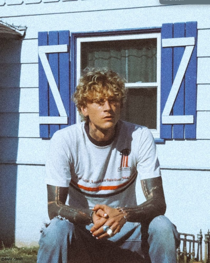 MGK、本日8/8リリースのニュー・アルバム『Lost Americana』よりエレクトロ×ロック融合させた「Outlaw Overture」MV公開