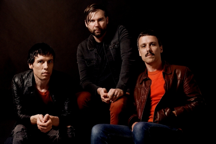 THE CRIBS、約5年ぶりのニュー・アルバム『Selling A Vibe』来年1/9リリース。新曲「Summer Seizures」MV公開