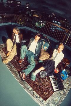 DURDN、新体制3作目となる新曲「JellyFish」8/27デジタル・リリース発表。テーマは"受動的なようで能動的であること"。新アーティスト写真も公開