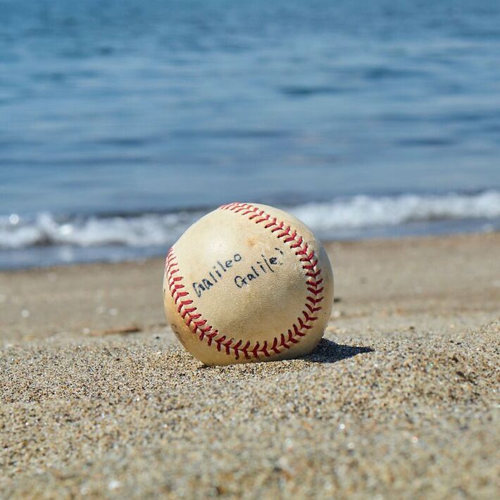 Galileo Galilei、北海道日本ハムファイターズ応援歌の新曲「青陽潮」MV公開。架空のTV番組舞台に様々なキャストが登場