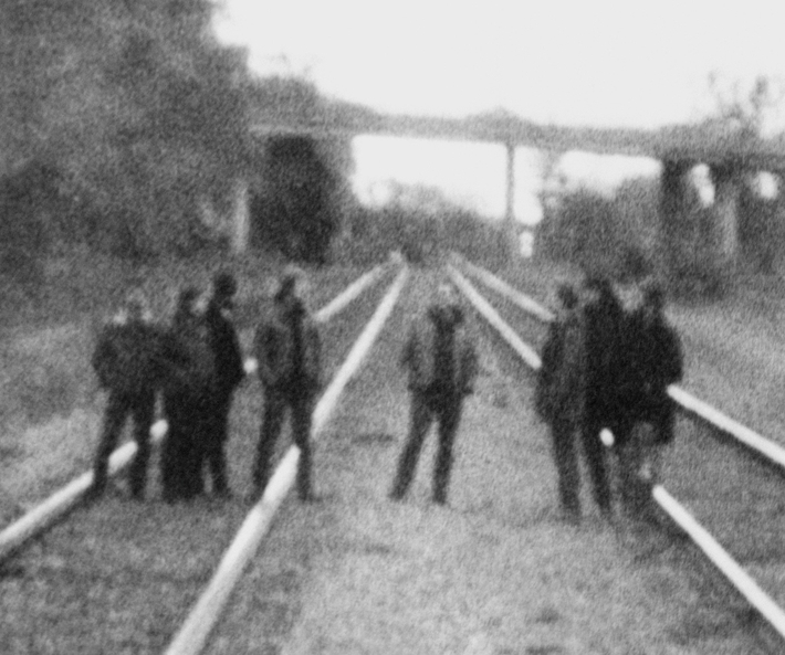 カナダが生んだポストロックの孤高 GODSPEED YOU! BLACK EMPEROR、来日東京公演が即日完売につきKANDA SQUARE HALLにて12/17追加公演決定