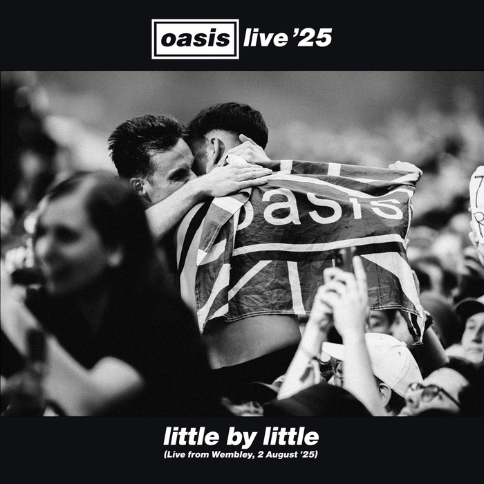 OASIS、8/2ロンドン ウェンブリー・スタジアム公演より「Little By Little」公式ライヴ音源配信。リリース30周年迎えた「Roll With It」新対訳の日本語字幕付きMV公開