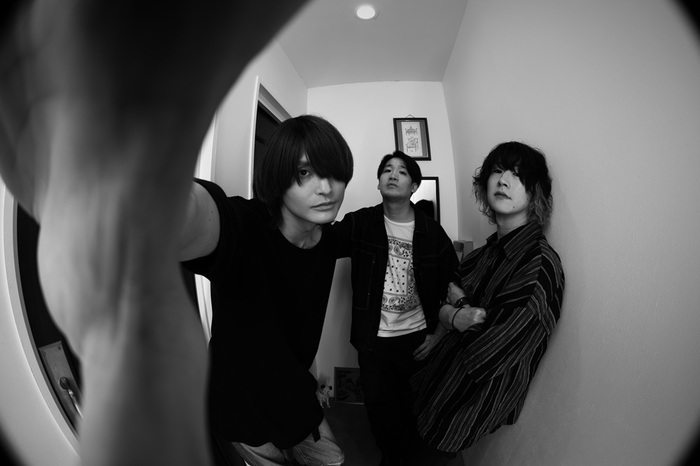 SWANKY DOGS、光と影が交錯する最新MV「アンダードッグ」公開