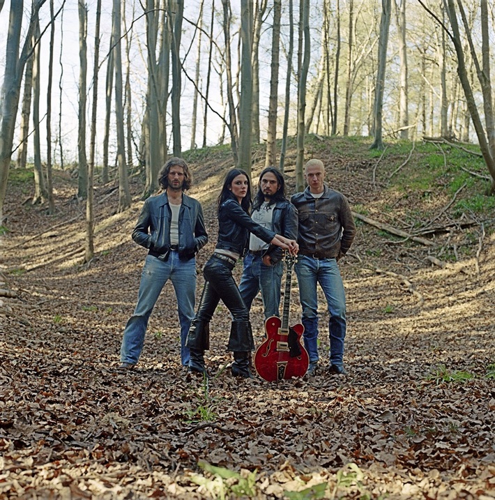 WOLF ALICE、ニュー・アルバム『The Clearing』よりJoel Amey（Dr）がリード・ヴォーカル務めた先行シングル「White Horses」リリース