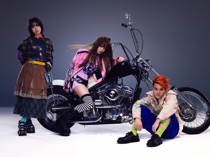 ブランデー戦記、新曲「赤いワインに涙が・・・」浮ついた心が原因でだんだんカオスになるプロムナード！？なMV公開