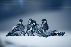 CYNHN、新曲「わるいこと」新ヴィジュアル公開。コンセプトは"カワイイ×壊す×青"