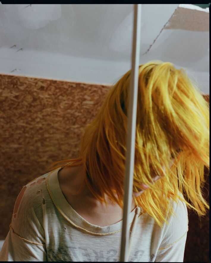 Hayley Williams（PARAMORE）、サプライズ公開されたソロ・アルバム『Ego』全収録曲17曲を配信リリース