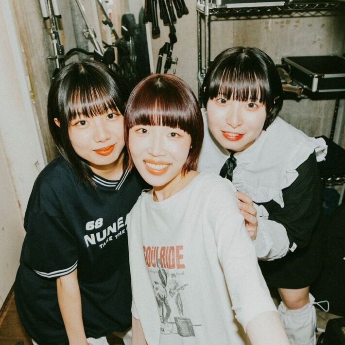 東京の3ピース・ガールズ・バンド みじんこらっく、"比べるもんじゃない"と歌う新曲「もんじゃ」明日8/22配信リリース。"もんじゃストリート"散歩する自撮りワンカット・ムービー公開