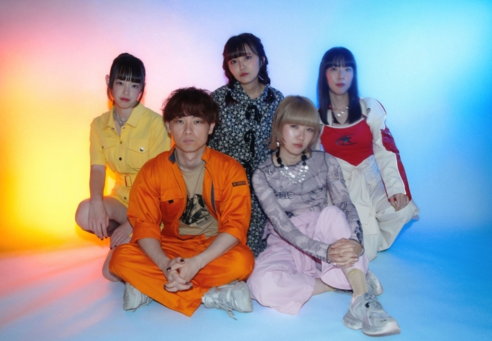 5人組ニュー・ウェーヴ系ポップ・バンド 宇宙団、最新アルバム『銀河トリップ』よりメンバーが銀河を浮遊する「Voyager」MV公開