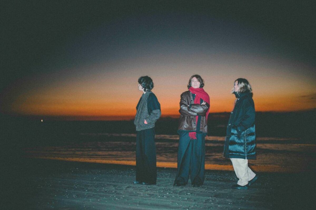 LEGO BIG MORL作詞／作曲。A.B.C-Z、「すれ違う笑顔 さよならのキスを