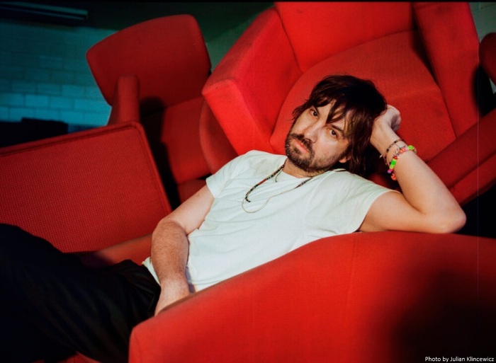 TAME IMPALA、5年ぶり5枚目のアルバム『Deadbeat』10/17リリース決定。俳優 Joe Keery出演、BECKも登場する新曲「Loser」MV公開