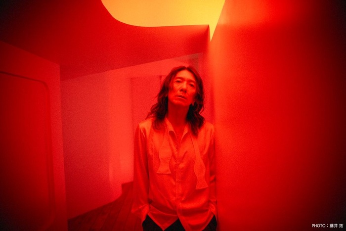 吉井和哉、約4年ぶりソロ・ツアー"吉井和哉TOUR2025/26 ⅣⅣI BLOOD MUSIC"開催決定。日本武道館含む全国9公演