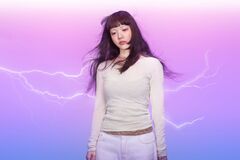 あいみょん、18thシングル『ビーナスベルト』10/22リリース決定。"ビーナスベルト"背景色の新アー写＆"very very short movie"公開
