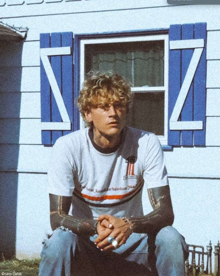 MGK、最新アルバム『Lost Americana』より「Tell Me Whats Up」トラックの上に座るMGKの周りにファンが集まる光景が印象的なMV公開